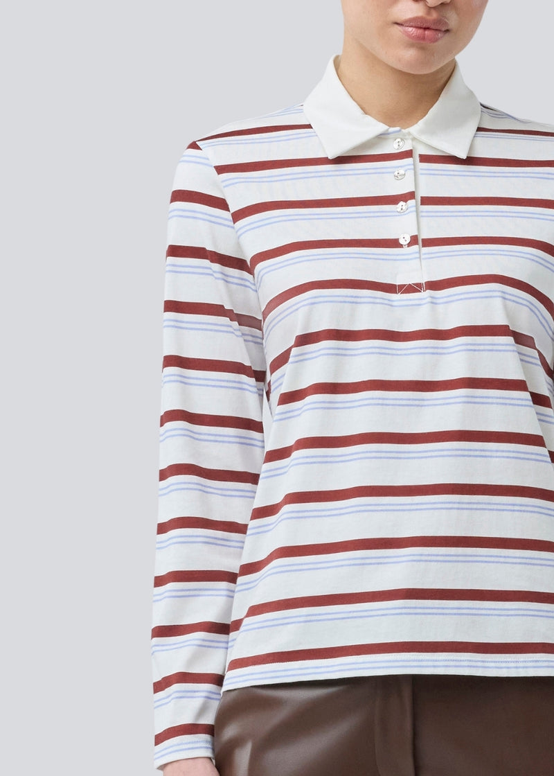 Longsleeved t-shirt made from cotton jersey with stripes. HellenMD LS stripe t-shirt has a relaxed silhouette with wide sleeves and a round neck. The model is 175 cm and wears a size S/36.