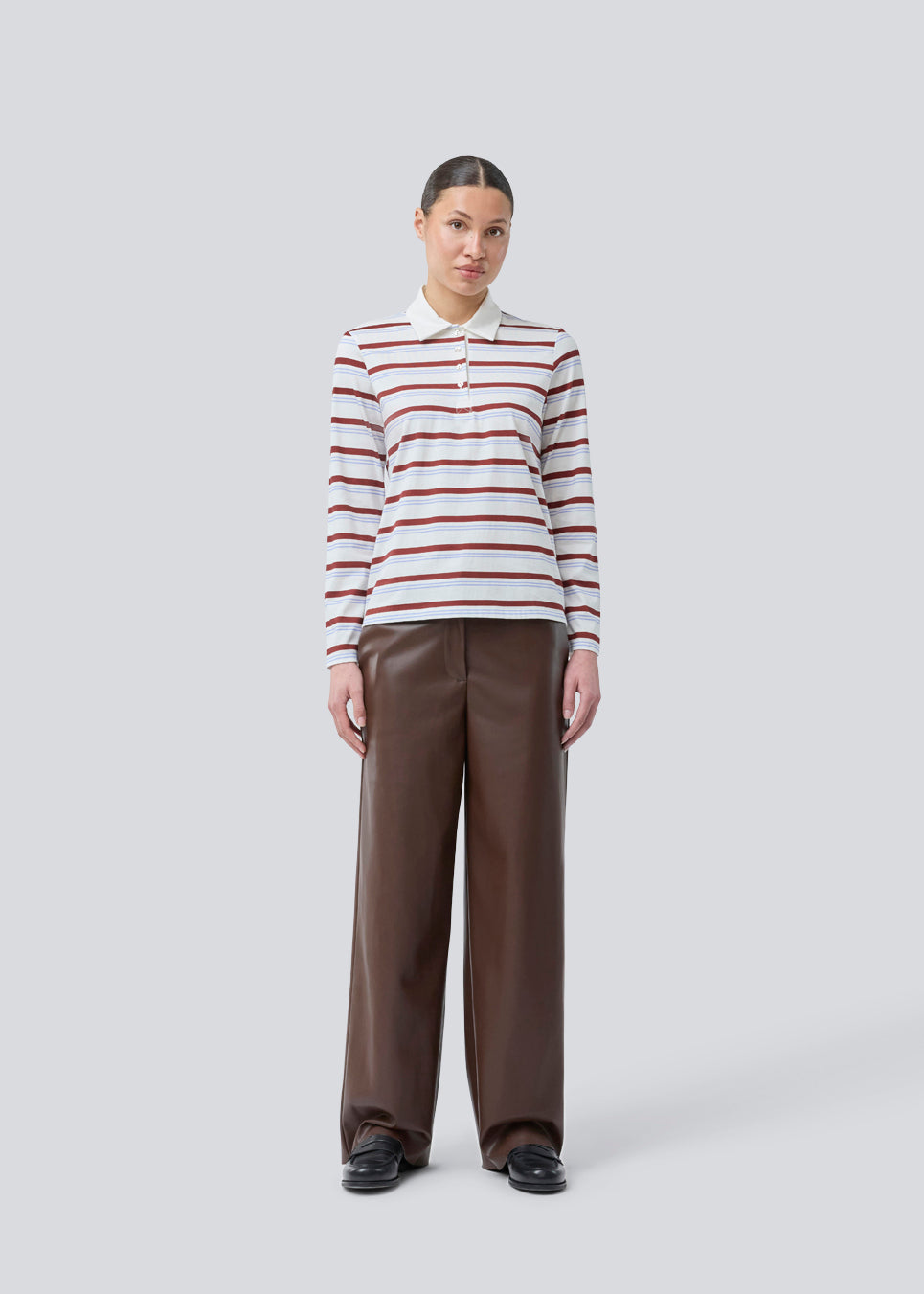 Longsleeved t-shirt made from cotton jersey with stripes. HellenMD LS stripe t-shirt has a relaxed silhouette with wide sleeves and a round neck. The model is 175 cm and wears a size S/36.