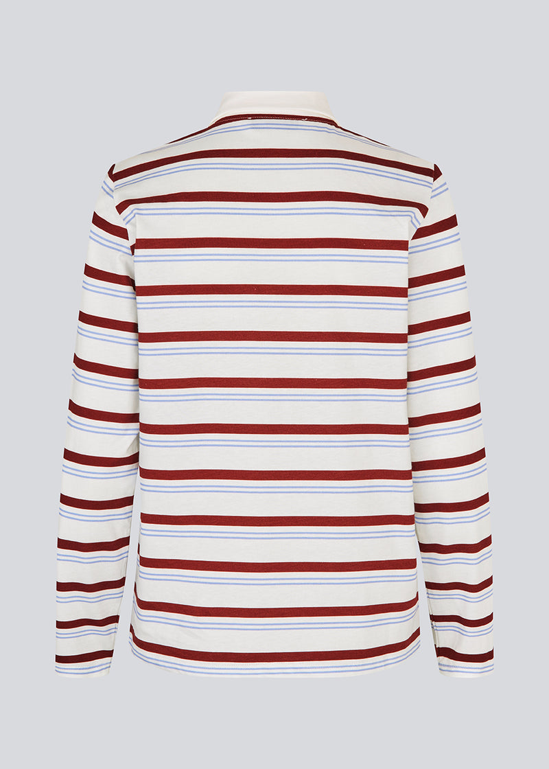 Longsleeved t-shirt made from cotton jersey with stripes. HellenMD LS stripe t-shirt has a relaxed silhouette with wide sleeves and a round neck. The model is 175 cm and wears a size S/36.