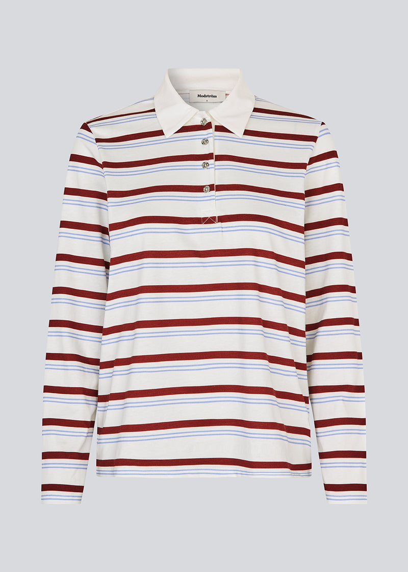 Longsleeved t-shirt made from cotton jersey with stripes. HellenMD LS stripe t-shirt has a relaxed silhouette with wide sleeves and a round neck. The model is 175 cm and wears a size S/36.