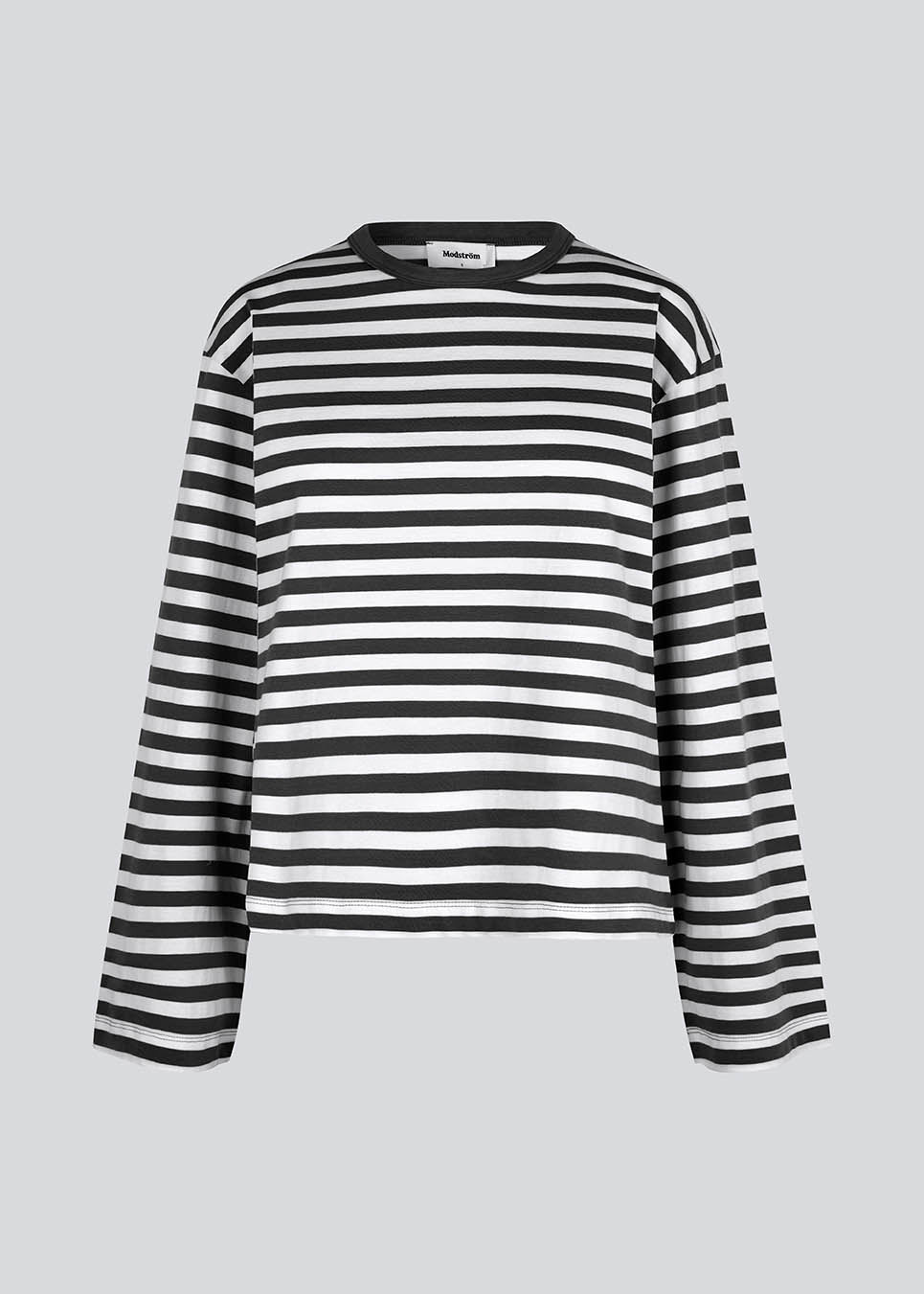 Longsleeved t-shirt in white made from cotton jersey with black stripes. HellenMD LS stripe t-shirt has a relaxed silhouette with wide sleeves and a round neck. The model is 175 cm and wears a size S/36.
