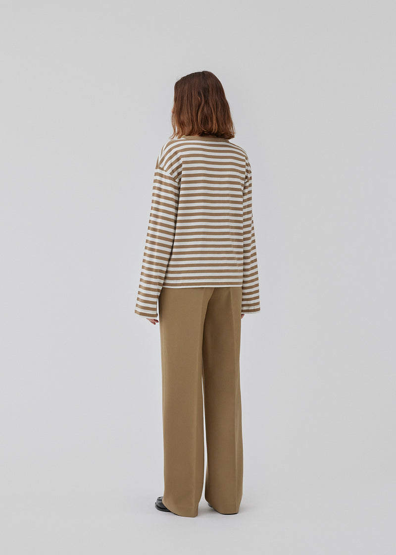 Longsleeved t-shirt in white made from cotton jersey with beige stripes. HellenMD LS stripe t-shirt has a relaxed silhouette with wide sleeves and a round neck. The model is 175 cm and wears a size S/36.