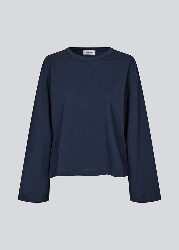 Long-sleeved t-shirt in cotton jersey. HellenMD LS t-shirt has a casual fit with wide sleeves and a round neck. The model is 175 cm and wears a size S/36.