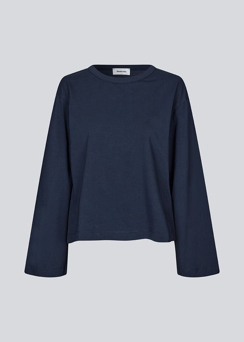 Long-sleeved t-shirt in cotton jersey. HellenMD LS t-shirt has a casual fit with wide sleeves and a round neck. The model is 175 cm and wears a size S/36.