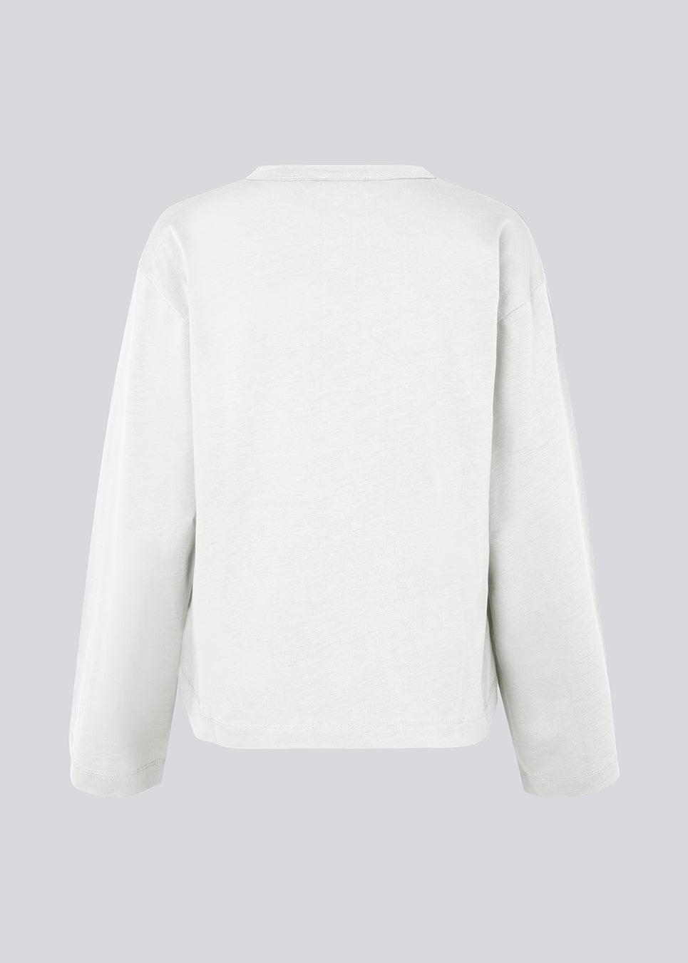 Long-sleeved t-shirt in white in cotton jersey. HellenMD LS t-shirt has a casual fit with wide sleeves and a round neck. The model is 175 cm and wears a size S/36.