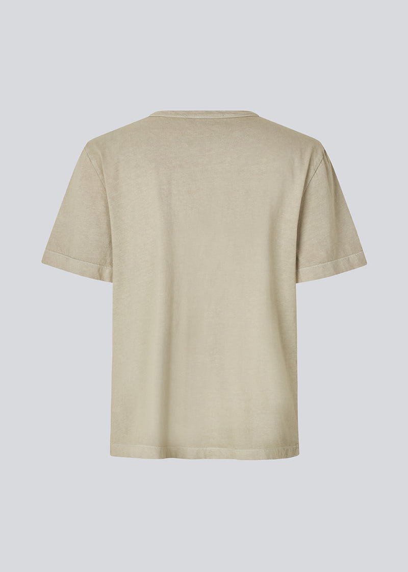 T-shirt made from cotton jersey with short sleeves in light green. HellenMD washed t-shirt has a relaxed fit with wide sleeves and a round neck.