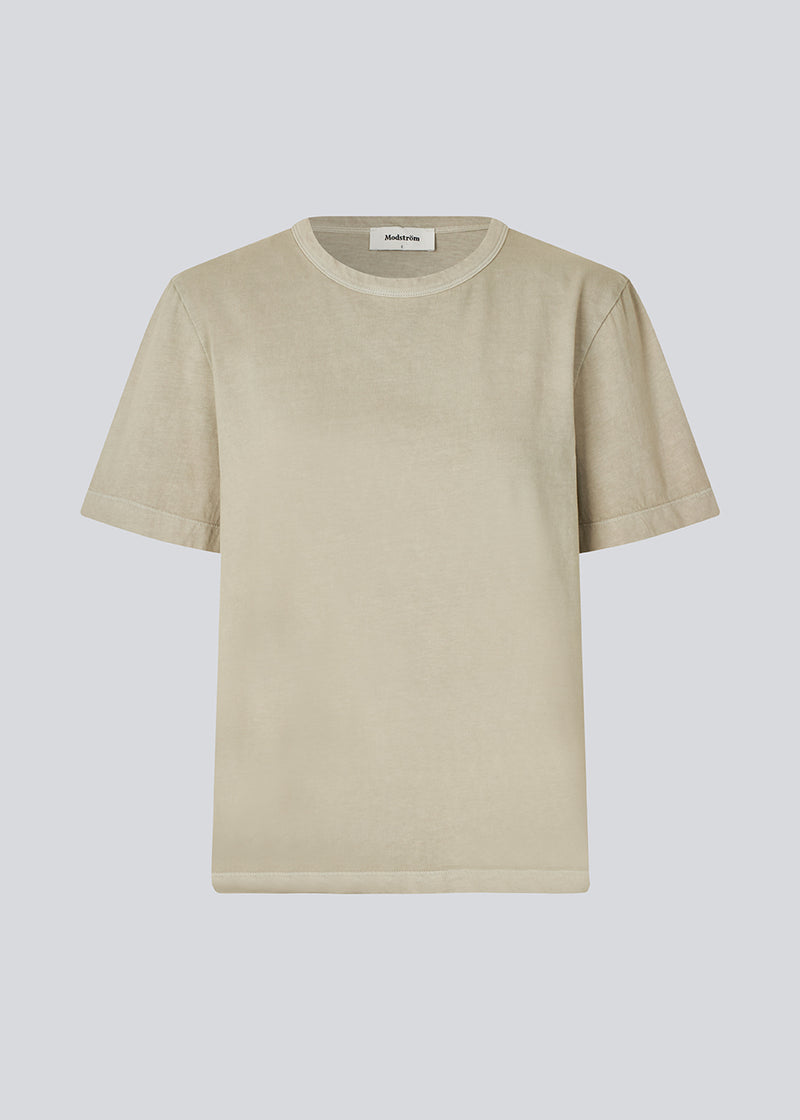 T-shirt made from cotton jersey with short sleeves in light green. HellenMD washed t-shirt has a relaxed fit with wide sleeves and a round neck.