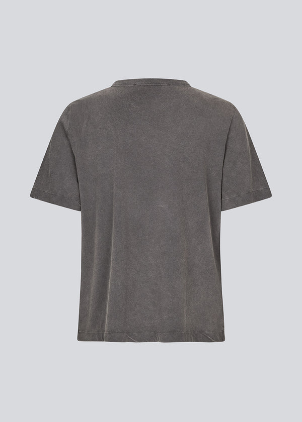 T-shirt made from cotton jersey with short sleeves. HellenMD washed t-shirt has a relaxed fit with wide sleeves and a round neck.