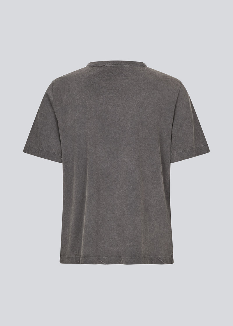 T-shirt made from cotton jersey with short sleeves. HellenMD washed t-shirt has a relaxed fit with wide sleeves and a round neck.