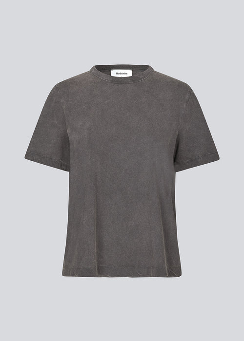 T-shirt made from cotton jersey with short sleeves. HellenMD washed t-shirt has a relaxed fit with wide sleeves and a round neck.