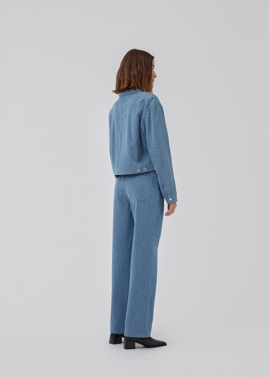 HennesyMD jacket is designed with a simple look with a collar, zipper in front, and is slightly cropped and loose. The jacket is made from a structured cotton material. The model is 175 cm and wears a size S/36.