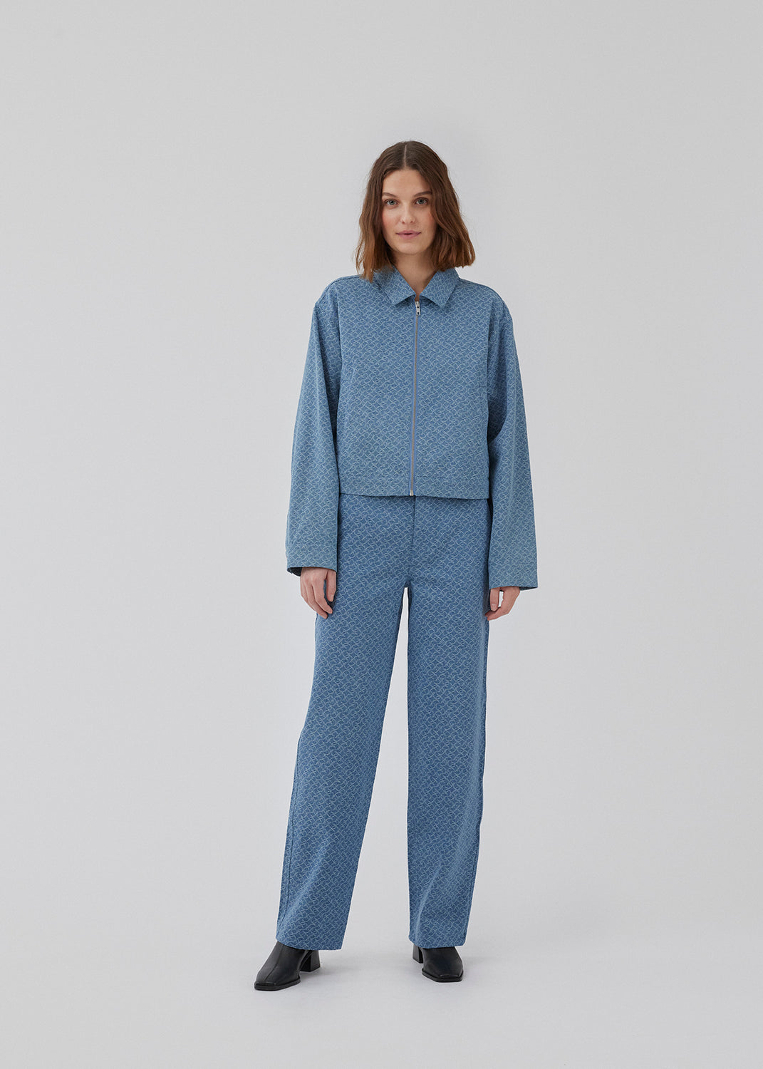 HennesyMD jacket is designed with a simple look with a collar, zipper in front, and is slightly cropped and loose. The jacket is made from a structured cotton material. The model is 175 cm and wears a size S/36.