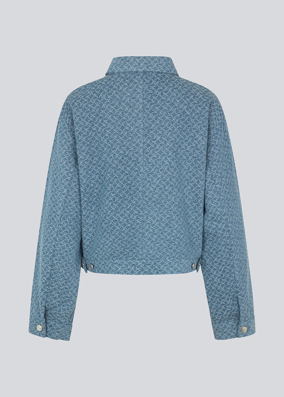 HennesyMD jacket is designed with a simple look with a collar, zipper in front, and is slightly cropped and loose. The jacket is made from a structured cotton material. The model is 175 cm and wears a size S/36.