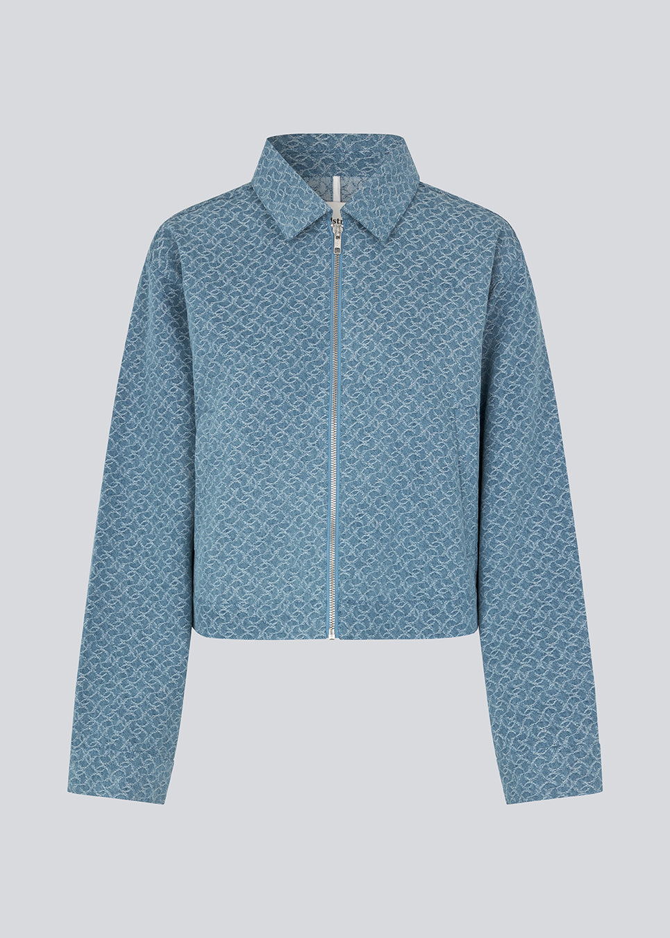 HennesyMD jacket is designed with a simple look with a collar, zipper in front, and is slightly cropped and loose. The jacket is made from a structured cotton material. The model is 175 cm and wears a size S/36.