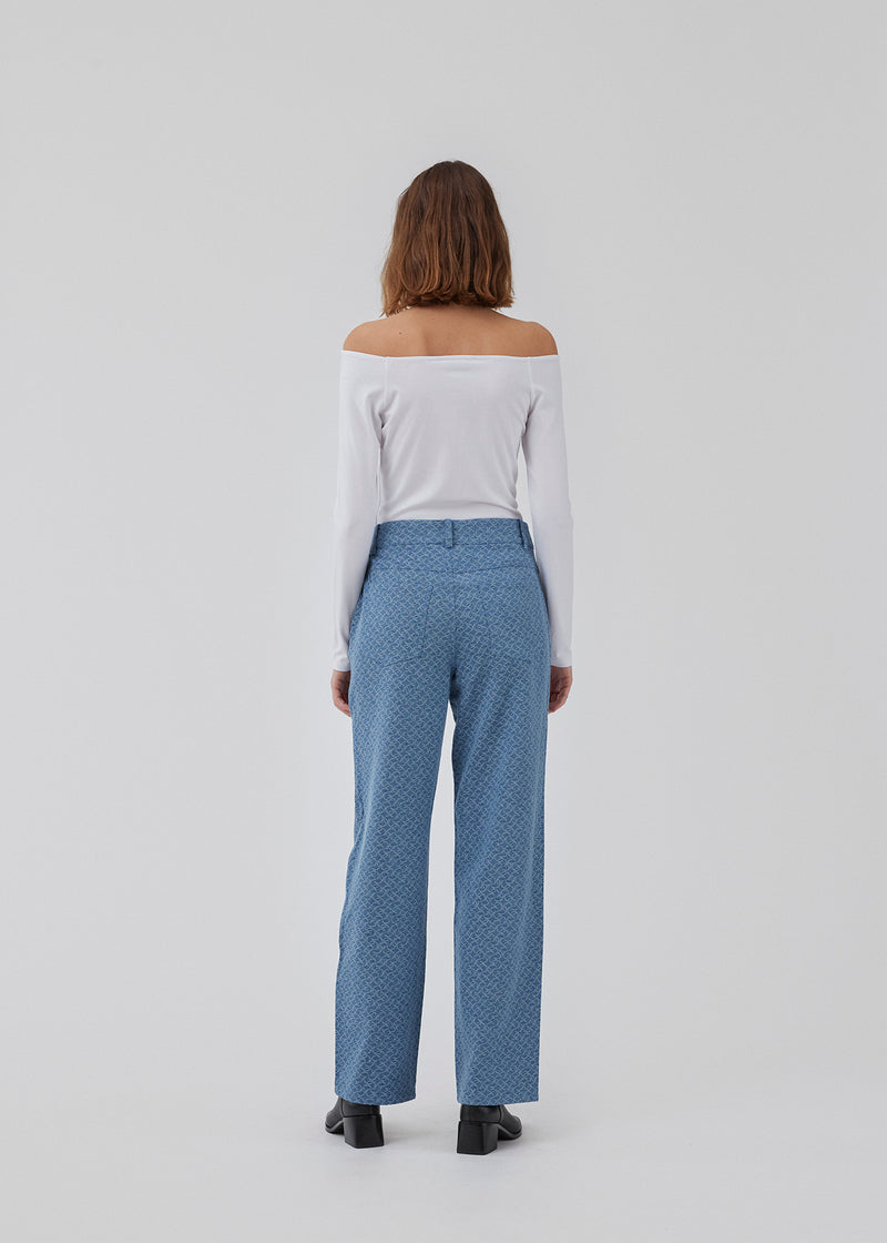 Jeans with straight, wide legs, and 5 pockets in a structured cotton. HennesyMD jeans has a medium waistline with zip fly and button closure. The model is 175 cm and wears a size S/36.
