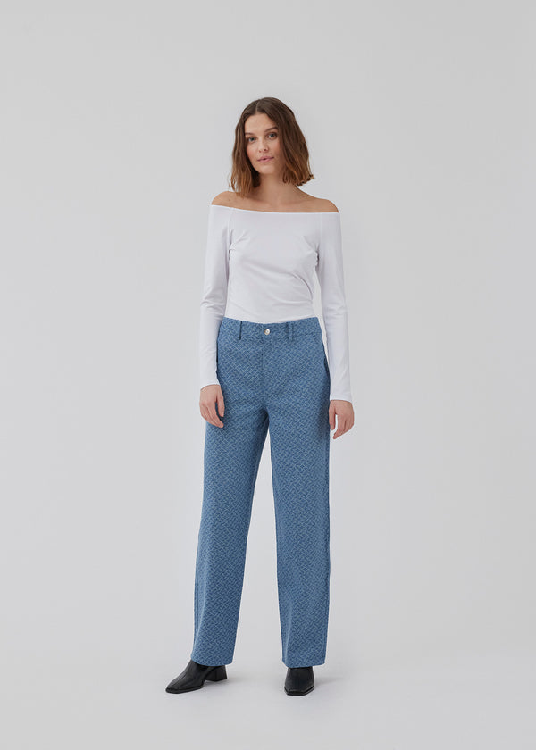 Jeans with straight, wide legs, and 5 pockets in a structured cotton. HennesyMD jeans has a medium waistline with zip fly and button closure. The model is 175 cm and wears a size S/36.