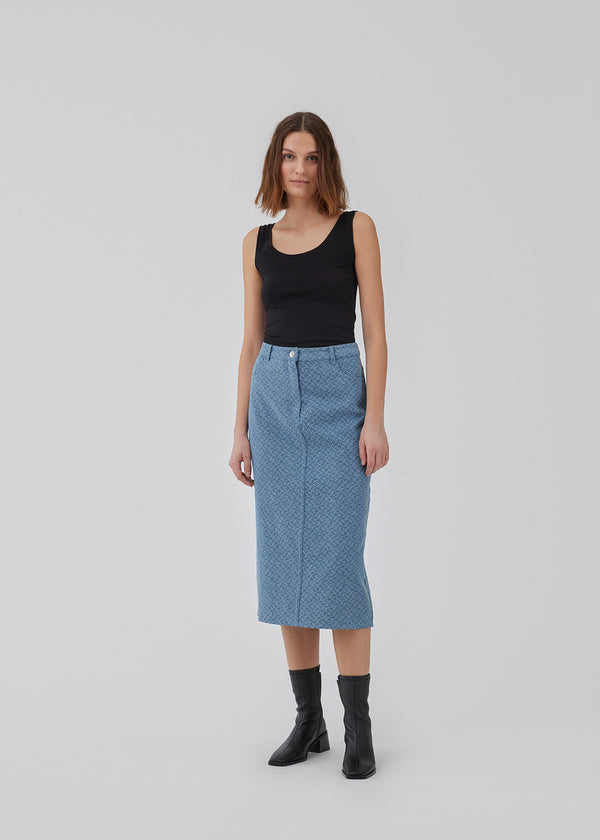 Midi denim skirt crafted from a structured cotton material. HennesyMD skirt has a medium waist with zip fly and button, 5 pockets and a slit at the back. The model is 175 cm and wears a size S/36.<br>