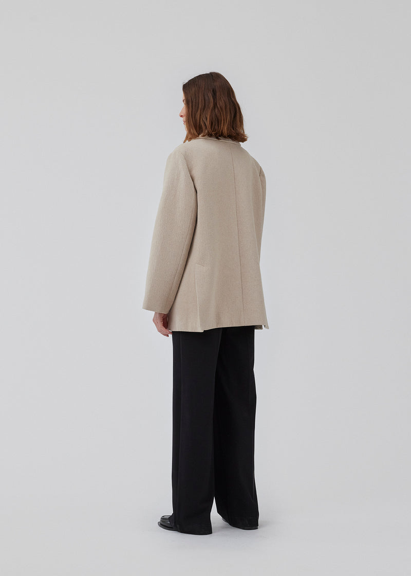 Single-breasted blazer in a heavy quality with wool and a single button. HerminaMD jacket has an oversized fit with a straight silhouette. Welt front pockets and a single chest pocket. The model is 175 cm and wears a size S/36.