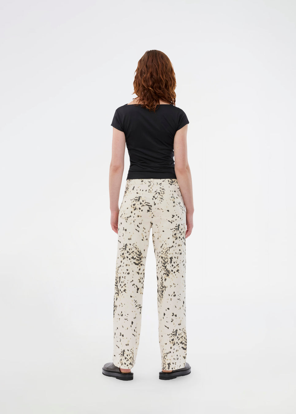 Fitted black T-shirt with draping. The Himamd Drapy T-shirt is made from 95% recycled polyester and features an elastic fit. The sophisticated draping adds a feminine and modern twist, perfect for both everyday and evening looks.&nbsp;