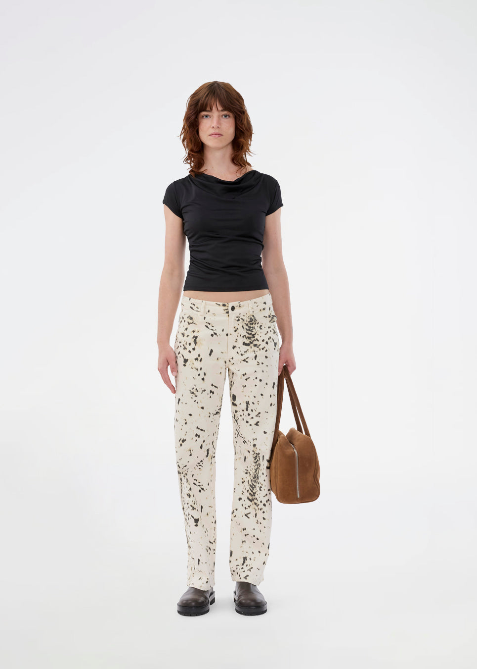 Fitted black T-shirt with draping. The Himamd Drapy T-shirt is made from 95% recycled polyester and features an elastic fit. The sophisticated draping adds a feminine and modern twist, perfect for both everyday and evening looks.&nbsp;
