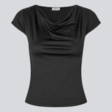 Fitted black T-shirt with draping. The Himamd Drapy T-shirt is made from 95% recycled polyester and features an elastic fit. The sophisticated draping adds a feminine and modern twist, perfect for both everyday and evening looks.&nbsp;