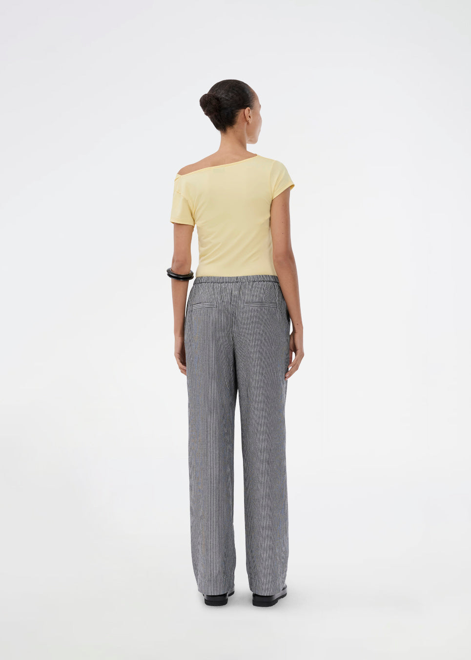 Fitted yellow T-shirt with draping. The Himamd Drapy T-shirt is made from 95% recycled polyester and features an elastic fit. The sophisticated draping adds a feminine and modern twist, perfect for both everyday and evening looks.&nbsp;