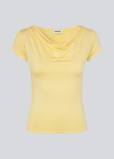 Fitted yellow T-shirt with draping. The Himamd Drapy T-shirt is made from 95% recycled polyester and features an elastic fit. The sophisticated draping adds a feminine and modern twist, perfect for both everyday and evening looks.&nbsp;