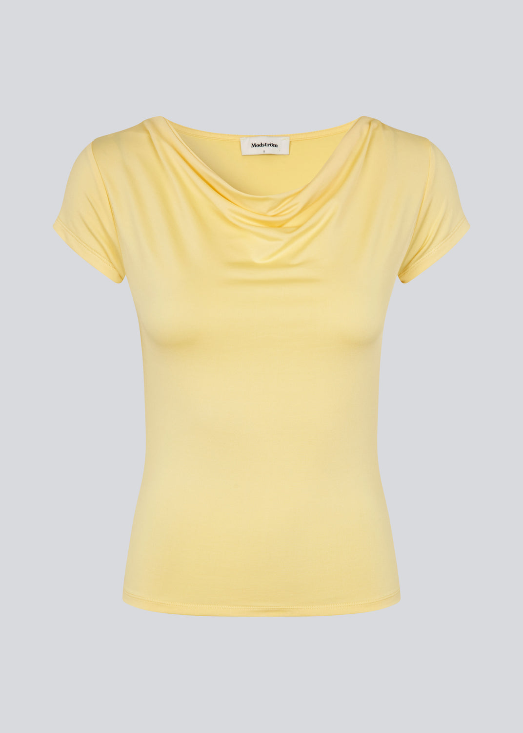 Fitted yellow T-shirt with draping. The Himamd Drapy T-shirt is made from 95% recycled polyester and features an elastic fit. The sophisticated draping adds a feminine and modern twist, perfect for both everyday and evening looks.&nbsp;