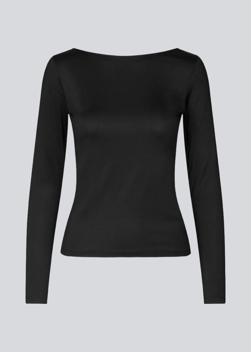 Black top with long sleeves made of elastic material. HimaMD LS top is fitted and has a deep back neckline.