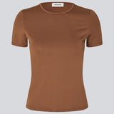 Fitted T-shirt in 95% recycled polyester. The HimamMD O-Neck T-Shirt features a flattering cut and is an everyday favorite that can be easily styled with anything.