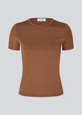 Fitted T-shirt in 95% recycled polyester. The HimamMD O-Neck T-Shirt features a flattering cut and is an everyday favorite that can be easily styled with anything.