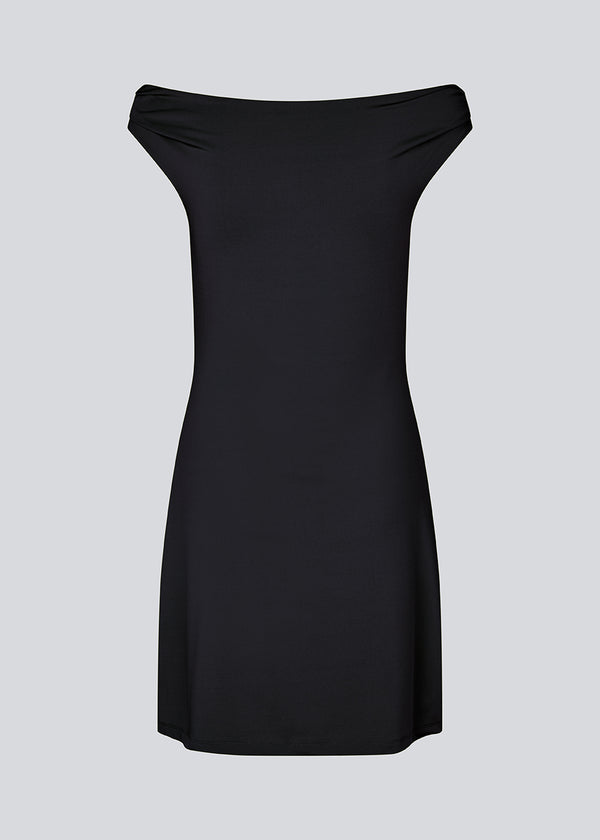 Off-shoulder dress in an elastic material. HimaMD off-shoulder dress is fitted and has gatherings on the straps.