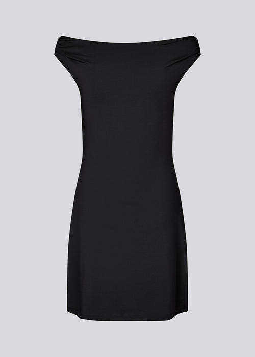 Off-shoulder dress in an elastic material. HimaMD off-shoulder dress is fitted and has gatherings on the straps.