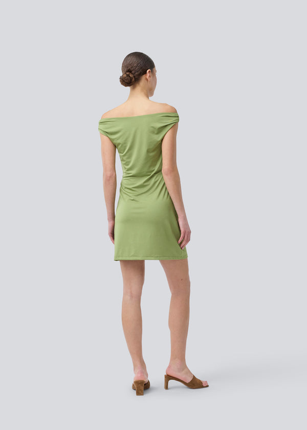 Off-shoulder dress in an elastic material. HimaMD off-shoulder dress is fitted and has gatherings on the straps.