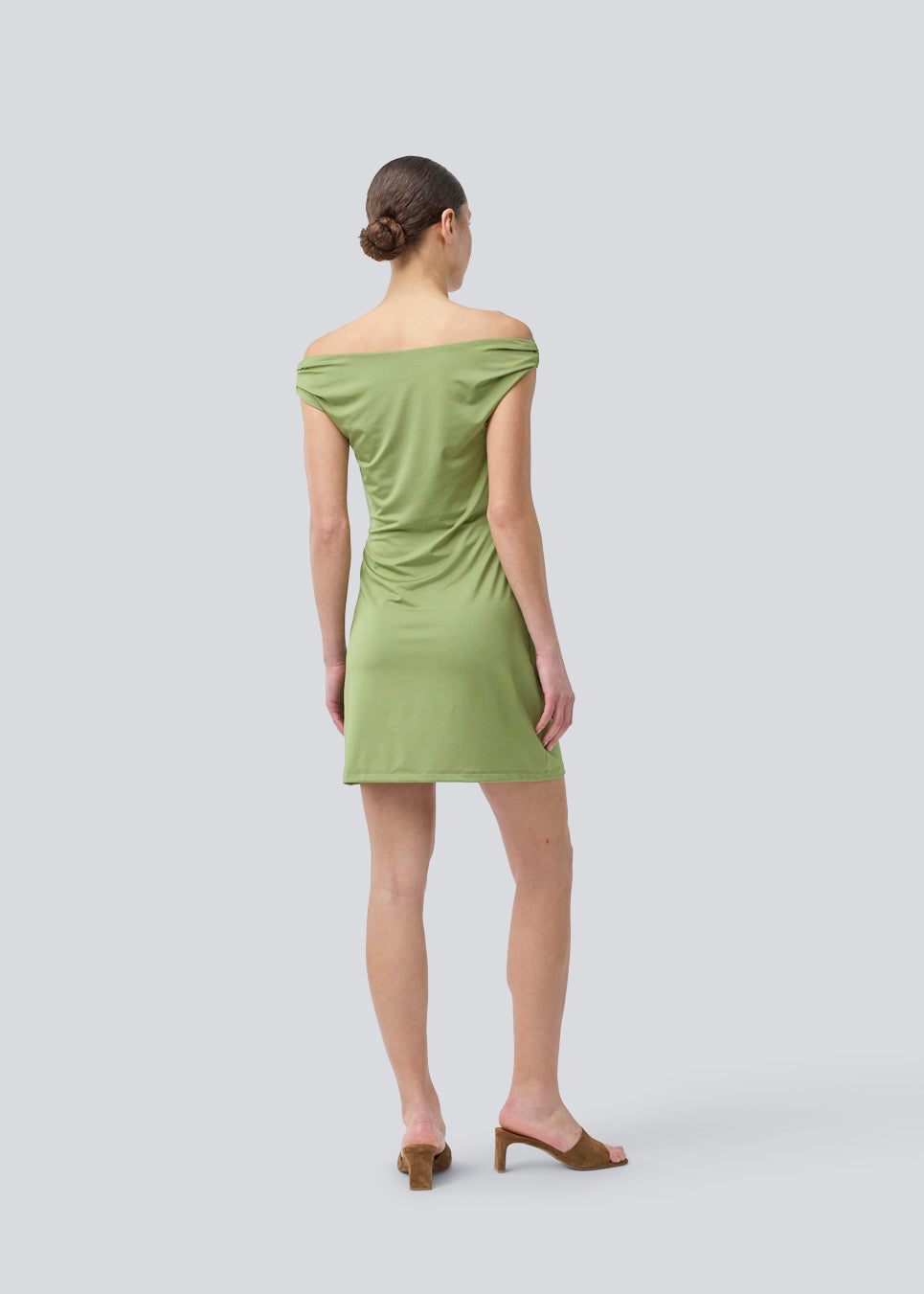 Off-shoulder dress in an elastic material. HimaMD off-shoulder dress is fitted and has gatherings on the straps.