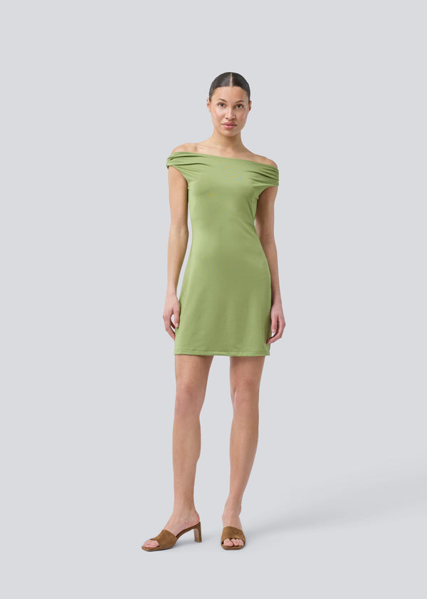 Off-shoulder dress in an elastic material. HimaMD off-shoulder dress is fitted and has gatherings on the straps.