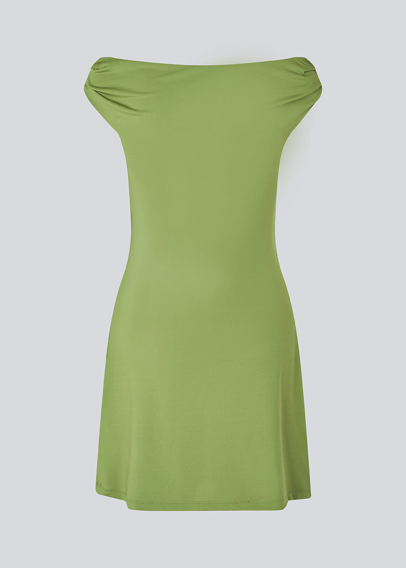 Off-shoulder dress in an elastic material. HimaMD off-shoulder dress is fitted and has gatherings on the straps.