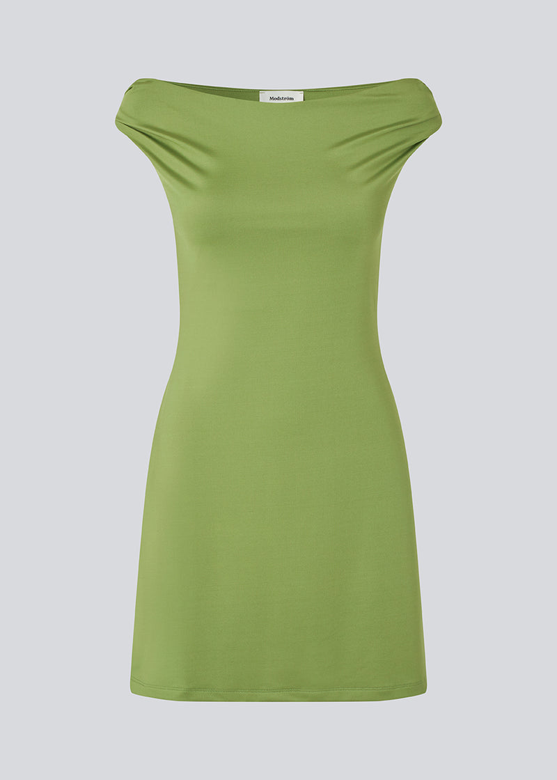 Off-shoulder dress in an elastic material. HimaMD off-shoulder dress is fitted and has gatherings on the straps.