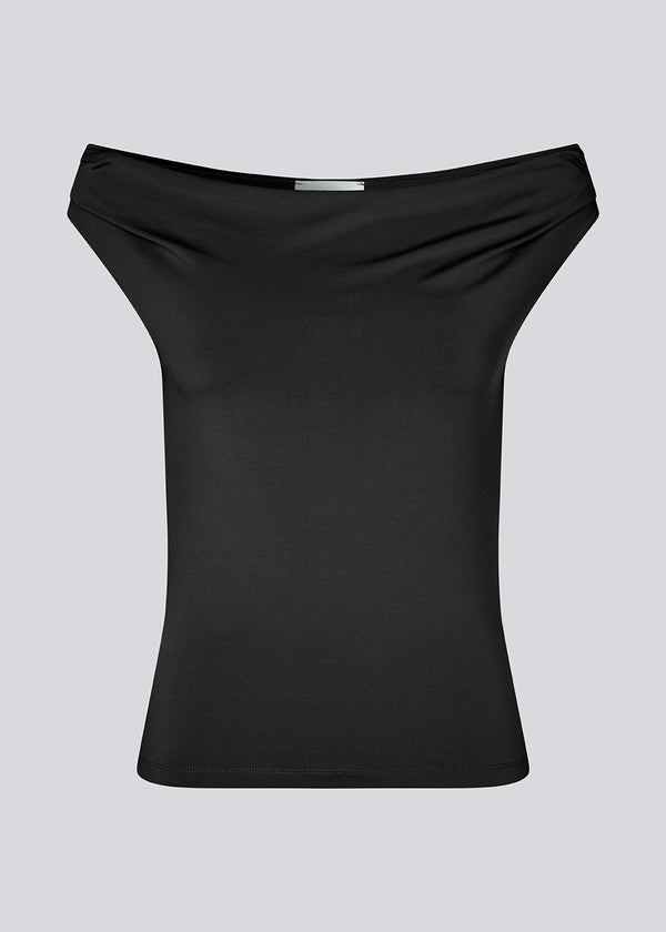 Off-shoulder top in a stretchy material. HimaMD off-shoulder top is fitted and slightly cropped.