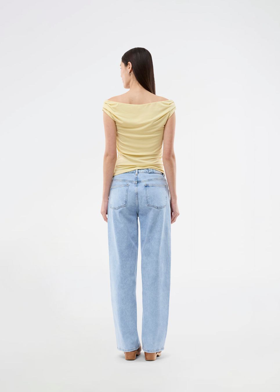 Off-shoulder top in a stretchy material. HimaMD off-shoulder top is fitted and slightly cropped. 