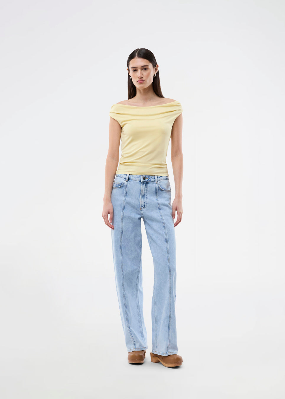 Off-shoulder top in a stretchy material. HimaMD off-shoulder top is fitted and slightly cropped. 