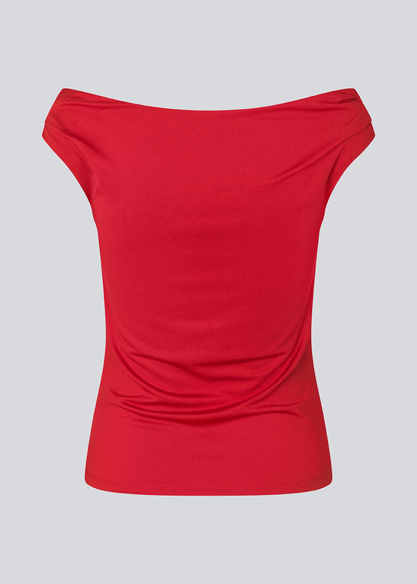 Red off-shoulder top in a stretchy material. HimaMD off-shoulder top is fitted and slightly cropped. The model is 175 cm and wears a size s/36.
