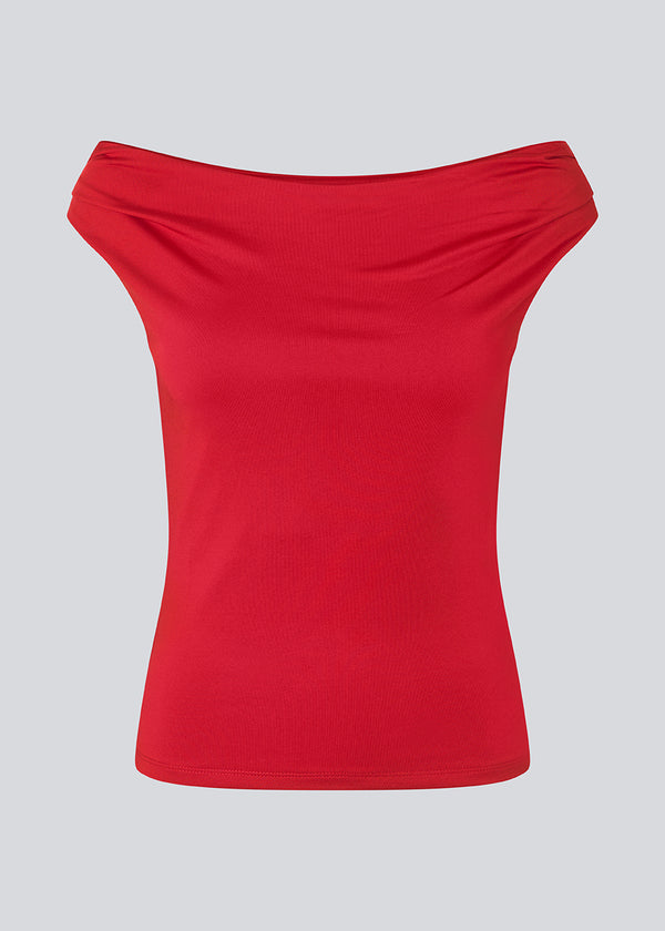 Red off-shoulder top in a stretchy material. HimaMD off-shoulder top is fitted and slightly cropped. The model is 175 cm and wears a size s/36.
