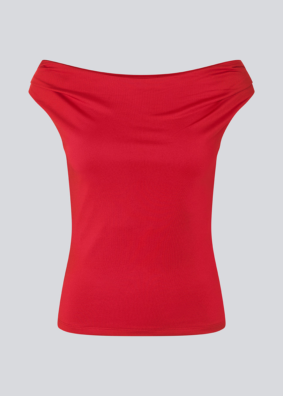 Red off-shoulder top in a stretchy material. HimaMD off-shoulder top is fitted and slightly cropped. The model is 175 cm and wears a size s/36.
