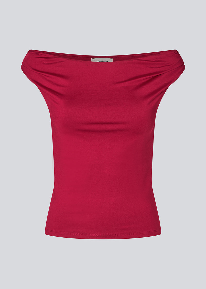 Off-shoulder top in a stretchy material. HimaMD off-shoulder top is fitted and slightly cropped.