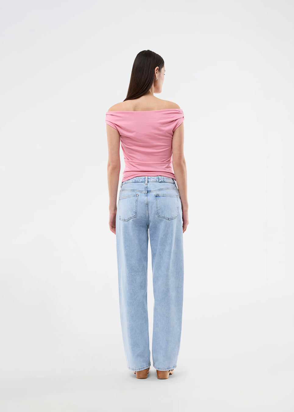 Off-shoulder top in a stretchy material. HimaMD off-shoulder top is fitted and slightly cropped.