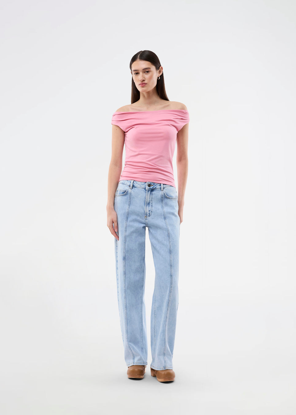 Off-shoulder top in a stretchy material. HimaMD off-shoulder top is fitted and slightly cropped.