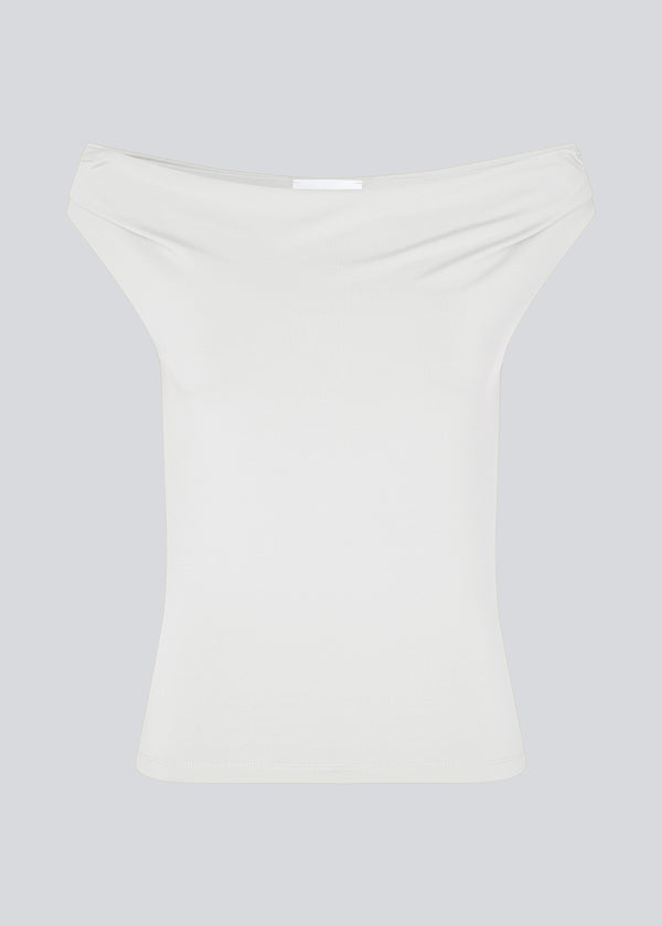 Off-shoulder top in white in a stretchy material. HimaMD off-shoulder top is fitted and slightly cropped.