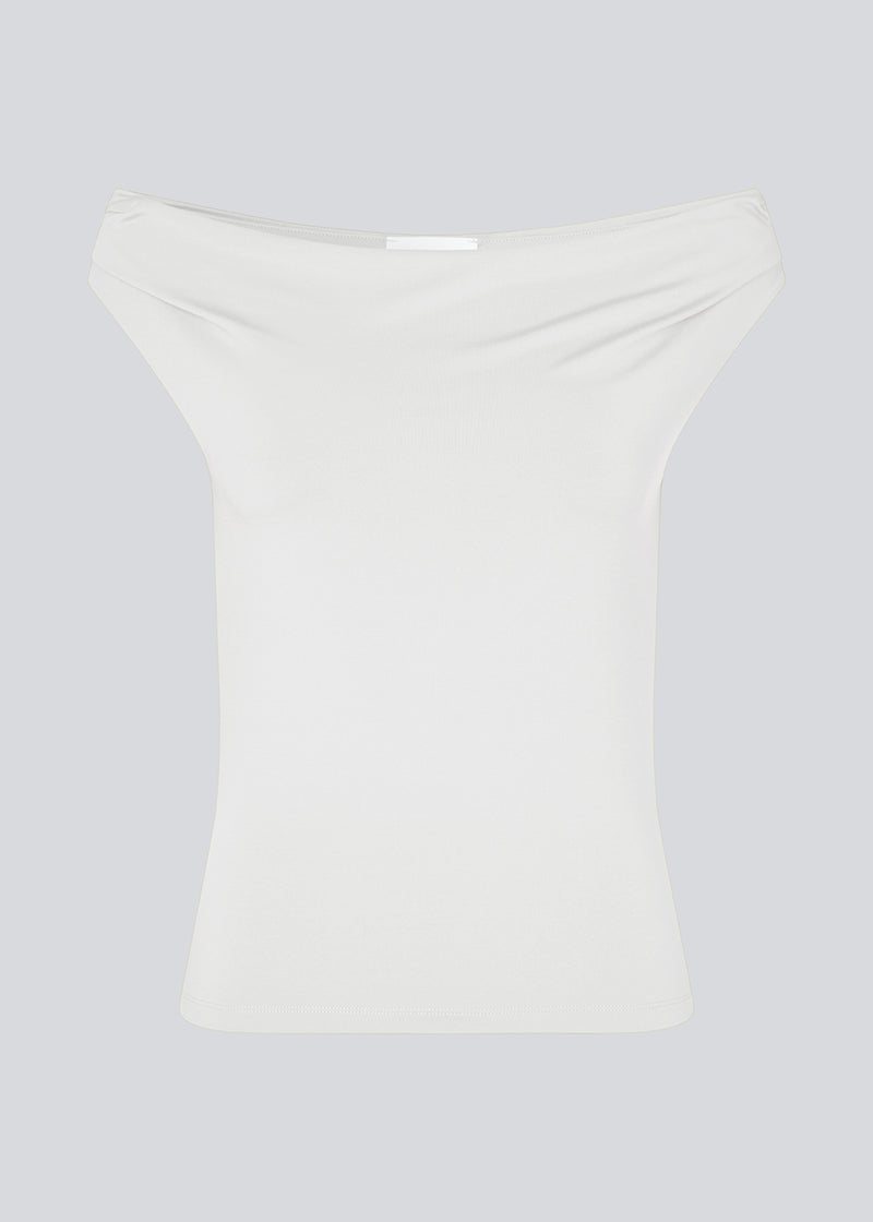 Off-shoulder top in white in a stretchy material. HimaMD off-shoulder top is fitted and slightly cropped.