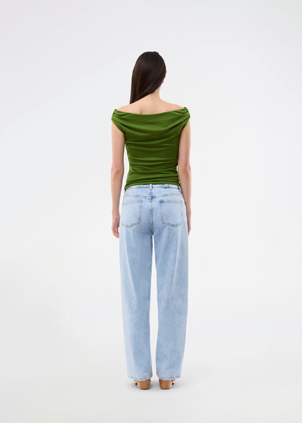 Off-shoulder top in a stretchy material. HimaMD off-shoulder top is fitted and slightly cropped. The model is 175 cm and wears a size s/36.
